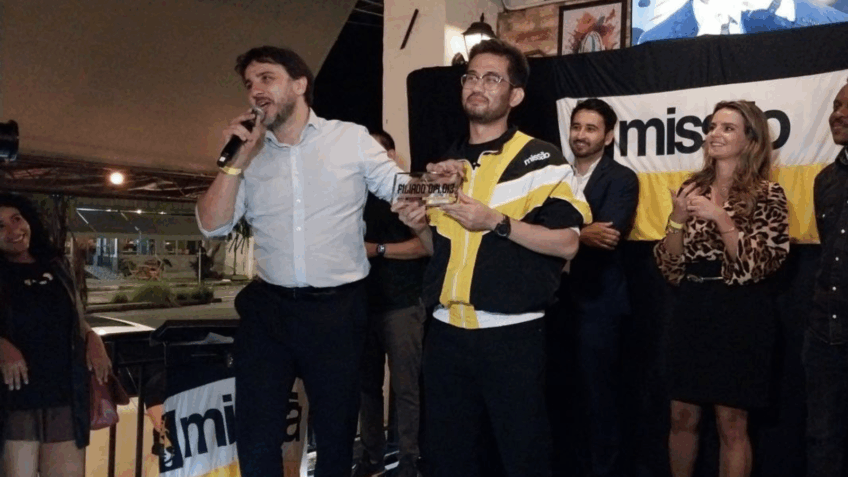 Flávio é "ladrão" e representa "direita corrupta", diz Renan Santos