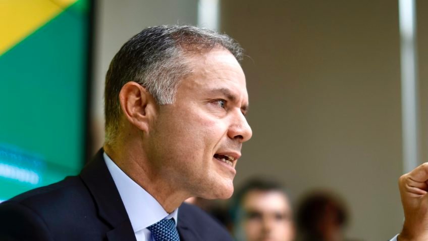 Não vale a pena caminhoneiro fazer greve, diz ministro