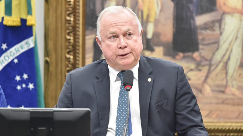 Fim da escala 6 X 1 não pode ser passo maior que a perna, diz Azi