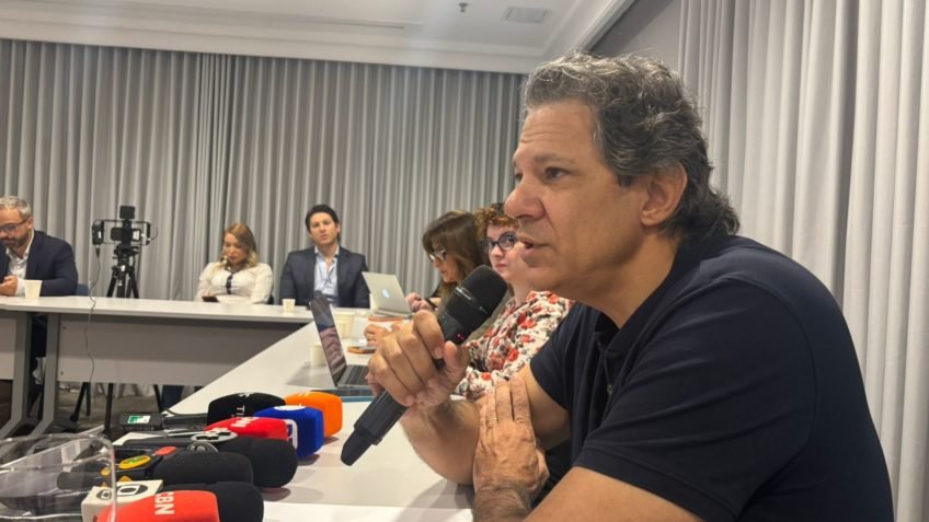 Haddad diz que não privatizaria Sabesp, mas que respeita o contrato
