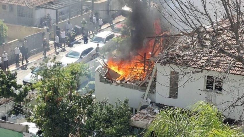 Irã e Hezbollah atacam Israel; destroços atingem residências