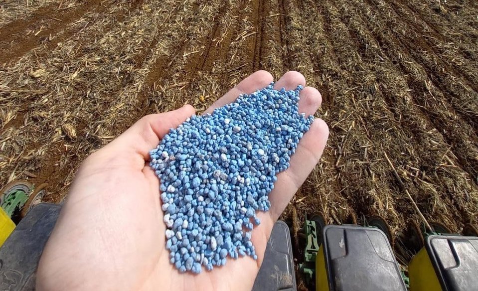 Crise no Irã expõe o “calcanhar de Aquiles” do agronegócio brasileiro: os fertilizantes importados
