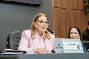 Durante a inauguração da Procuradoria Especial da Mulher, presidente Paula Calil recebe o título de cidadã cuiabana