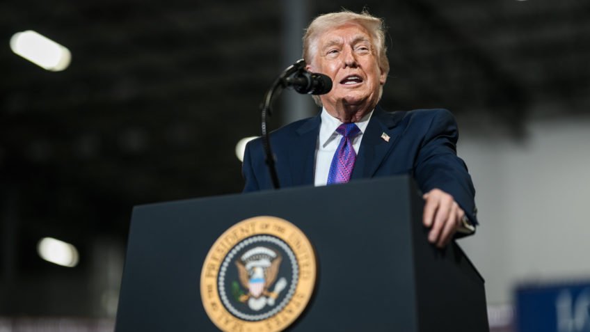 Trump suspende sanções contra petróleo iraniano para conter preços