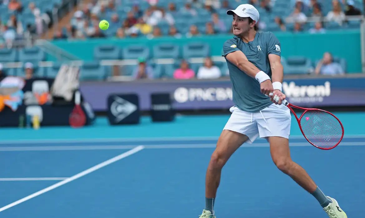 João Fonseca luta, mas é superado pelo espanhol Carlos Alcaraz