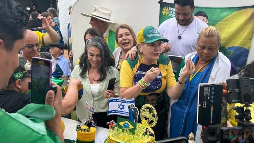 Apoiadores cantam parabéns para Bolsonaro na porta de hospital