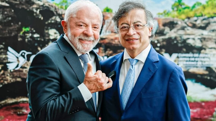 Lula e Petro discutem relações regionais em reunião na Celac