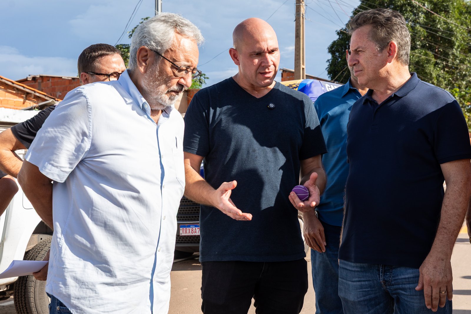 Governador e prefeito reforçam parceria na entrega de asfalto em quatro bairros de Cuiabá