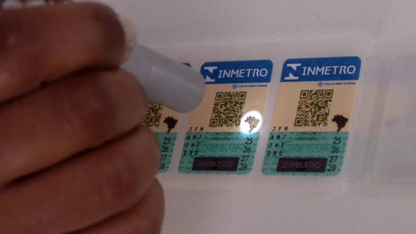 Selos antigos do Inmetro para capacete, extintor e GNV vencem em março