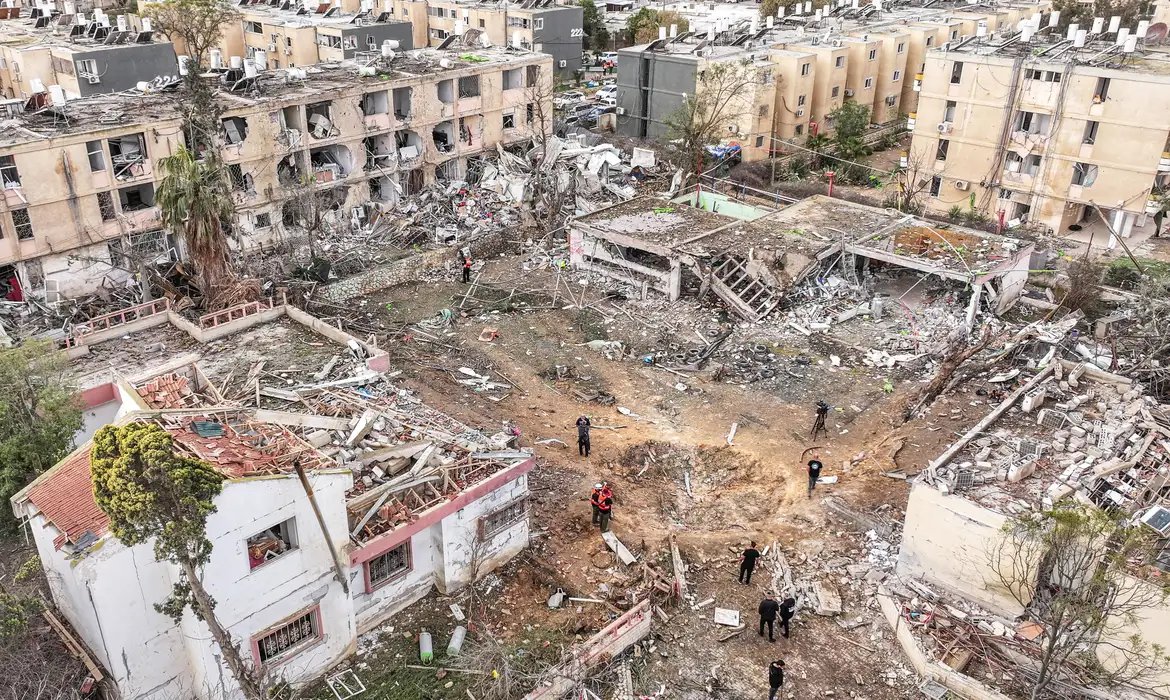 Ataques iranianos com mísseis atingem cidades israelenses no deserto