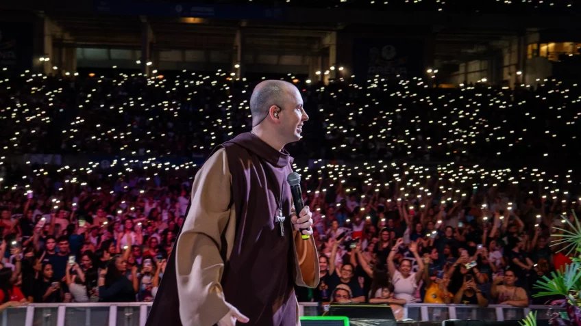 Raquel Lyra e João Campos vão a vigília de frei Gilson