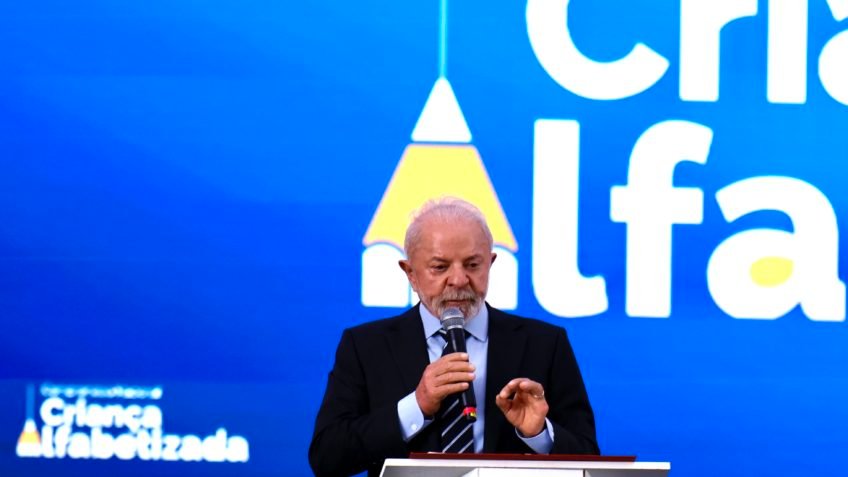 Mulheres trabalham com mais competência que homens, diz Lula