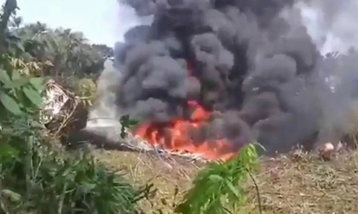 Avião militar colombiano se envolve em acidente com 110 soldados