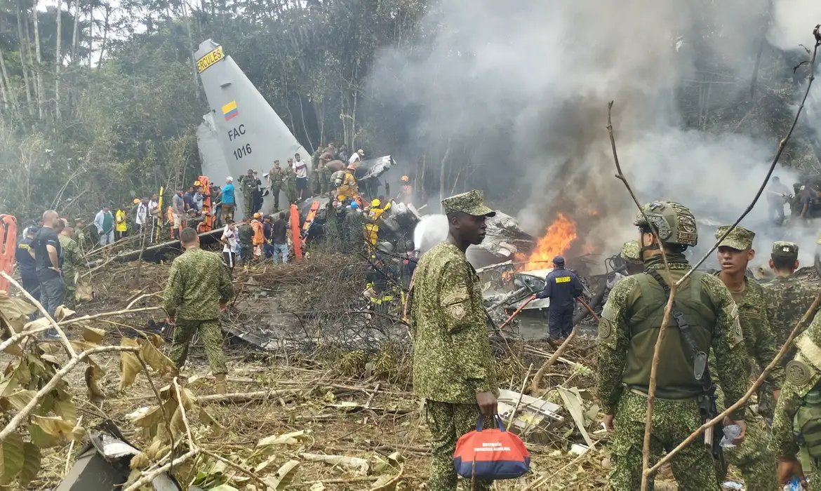 Uma pessoa morre em queda de avião na Colômbia; 77 estão internadas