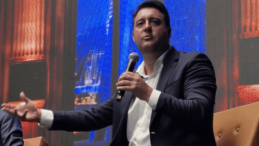 Ratinho desistiu porque está fragilizado nas disputas no Paraná