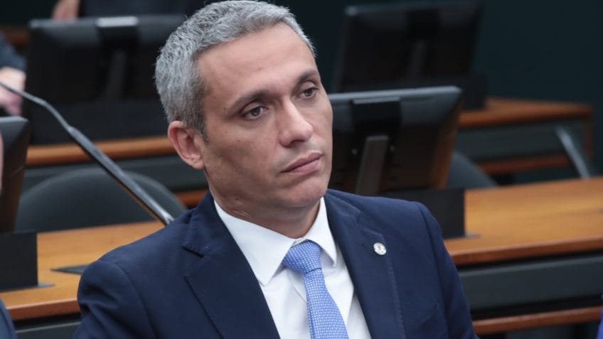 Gayer brinca sobre dança de Flávio: "Parece um orangotango"