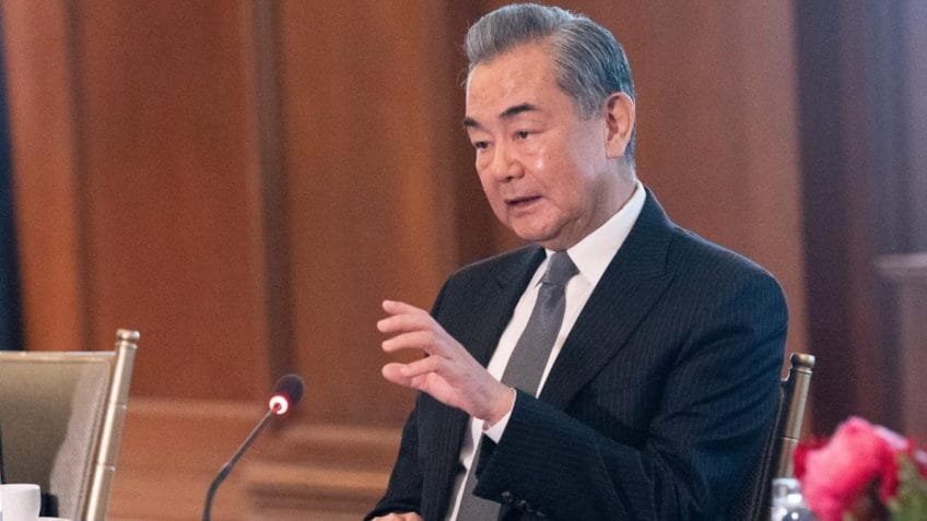 Ao Reino Unido, China reforça posição imparcial na guerra do Irã