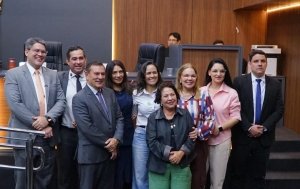 Jornalista alerta sobre a importância do diagnóstico precoce da otite crônica e agradece Paula Calil por projeto de lei