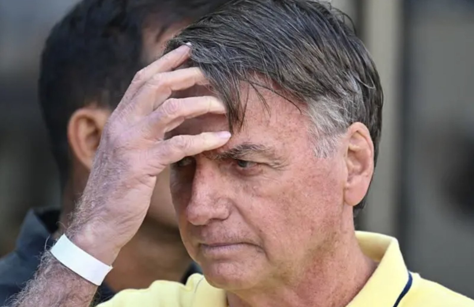 Moraes concede prisão domiciliar a Bolsonaro após internação por pneumonia