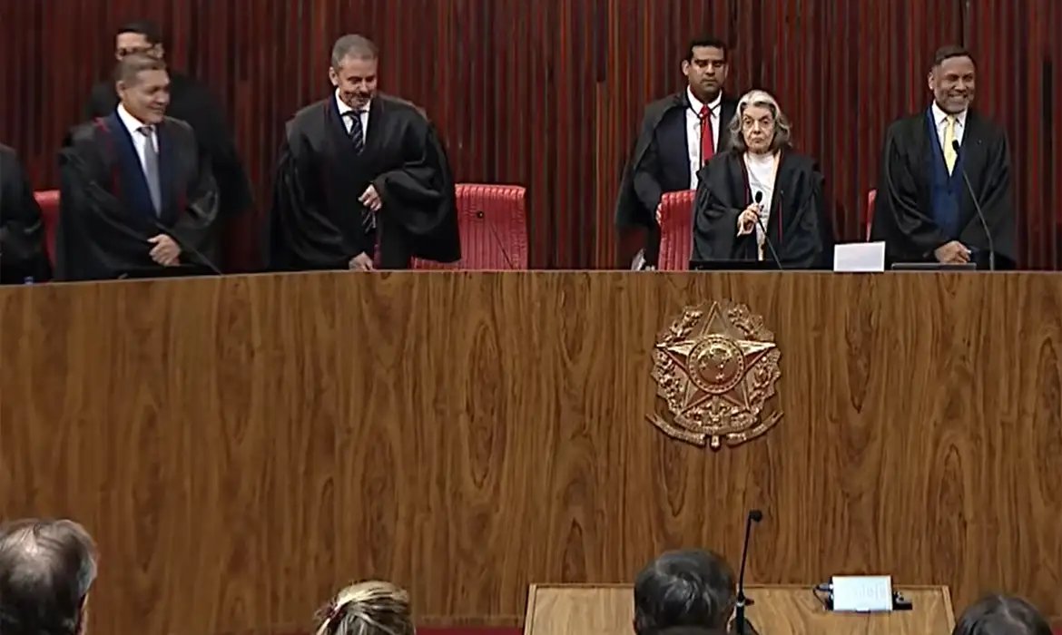 TSE retoma julgamento que pode deixar Castro inelegível