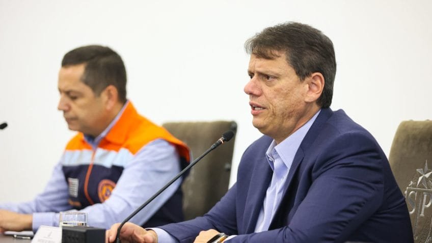 Tarcísio e Flávio têm desempenho igual em 2º turno contra Lula