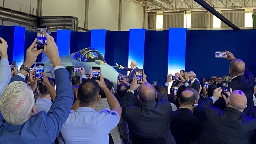 Lula batiza com champagne o 1º caça supersônico feito no Brasil 