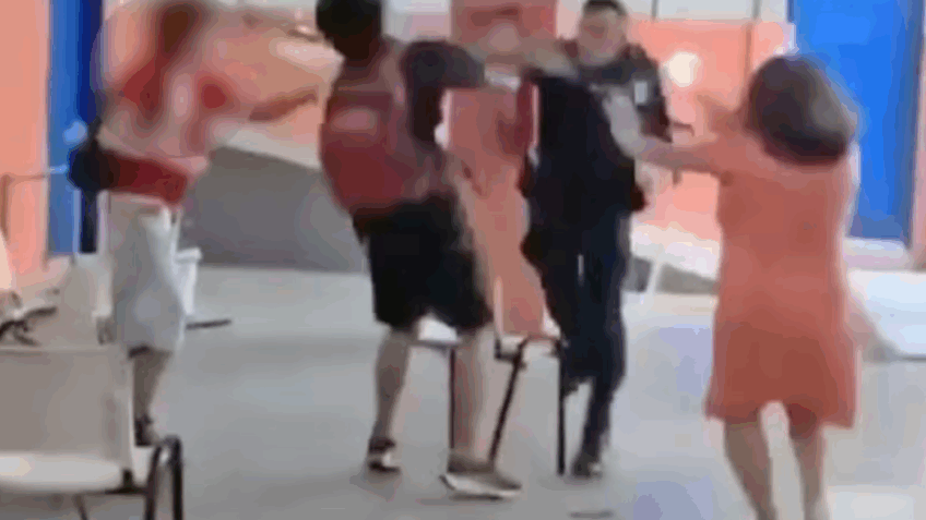 PM agride estudantes durante protesto em escola estadual no Rio