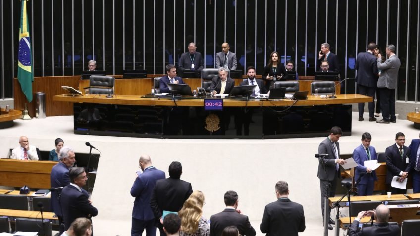 Câmara aprova projeto que destrava licença-paternidade