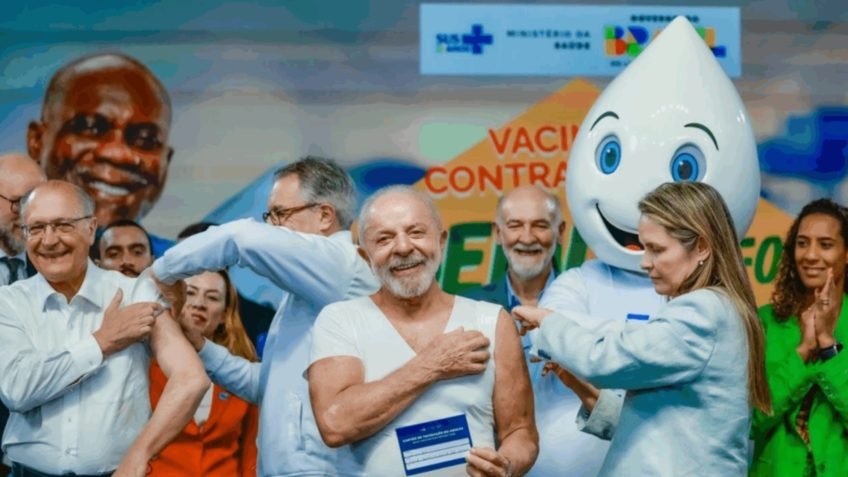 Lula e Alckmin se vacinam; governo inicia campanha da gripe