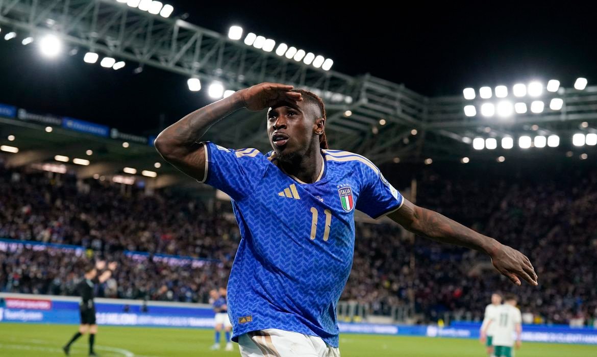 Itália vence e continua viva na luta por vaga para a Copa do Mundo