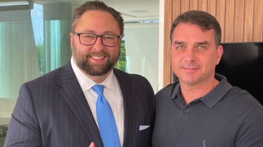 Conselheiro de Trump posa com Flávio: "Próximo presidente"