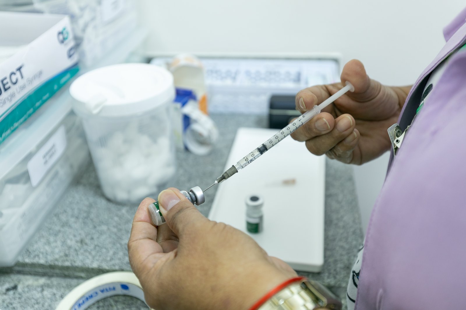 Vacinação contra a dengue avança em Cuiabá e já imunizou mais de 500 profissionais da saúde