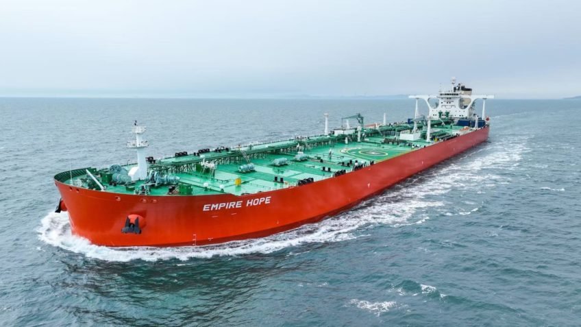 China inicia operação de navio superpetroleiro da nova geração