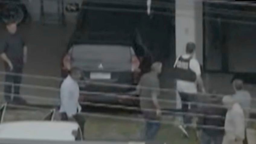 Bolsonaro chega em casa para iniciar prisão domiciliar de 90 dias