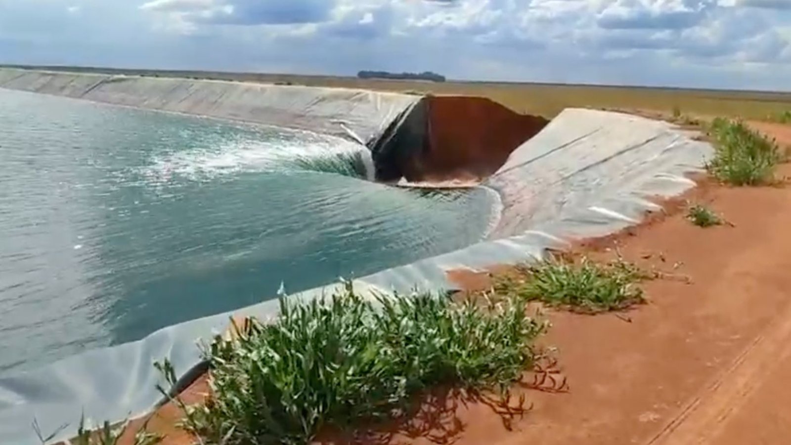 Vídeo registra rompimento de reservatório de água gigante no Piauí