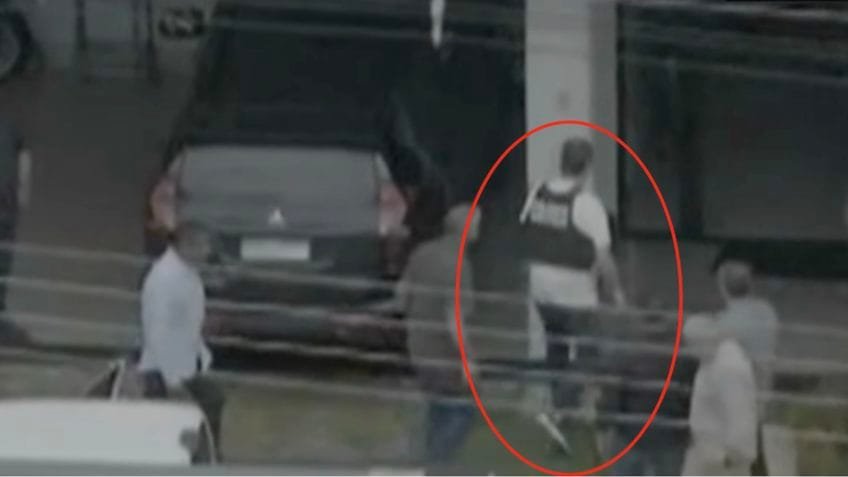 Veja imagens de Bolsonaro ao chegar em casa para cumprir domiciliar