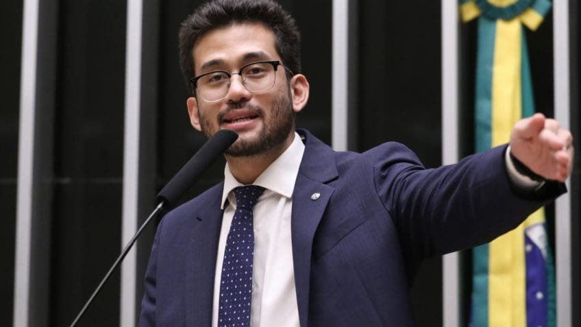 Kataguiri entra com ação contra governo Lula por disparos de WhatsApp