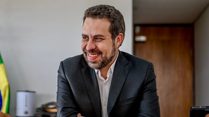 Boulos confirma permanência no Psol para eleições de 2026