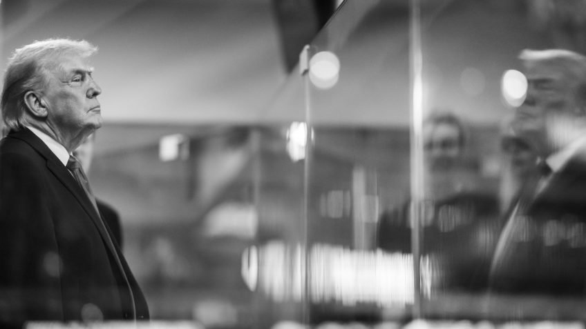 Aprovação de Trump atinge menor nível desde a posse