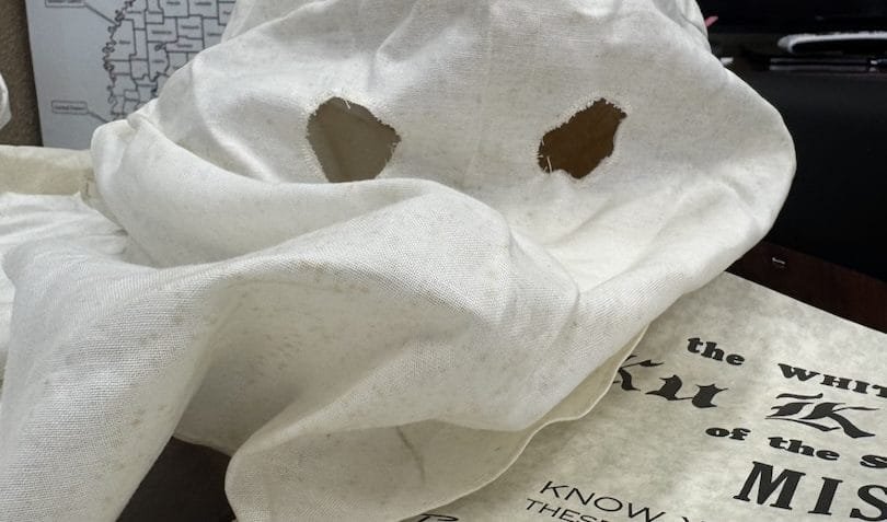 Itens da Ku Klux Klan são achados em departamento nos EUA