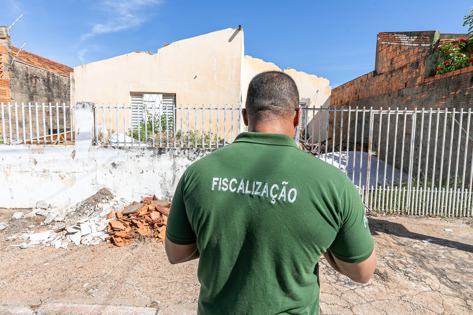 Lotes com matagal, risco estrutural e focos de dengue terão multas somatórias em Cuiabá