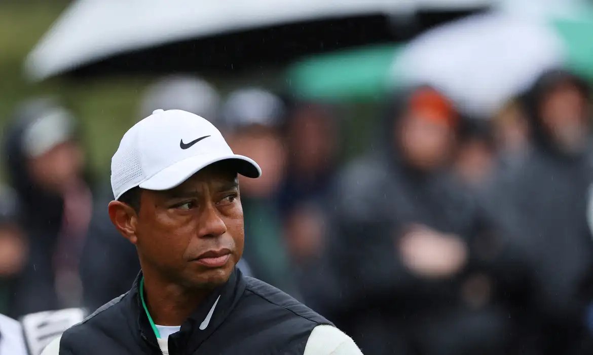 Jogador de golfe norte-americano Tiger Woods é preso após acidente