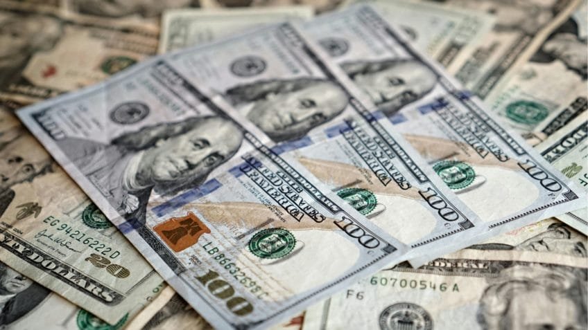 Trump rompe tradição de 165 anos e assina cédulas de dólar