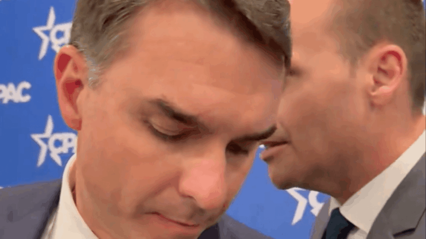 Flávio é ajudado por Eduardo em tradução de pergunta em inglês