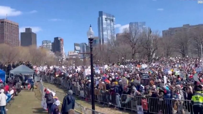 Grupos com receita anual de US$ 3 bi financiam protestos anti-Trump