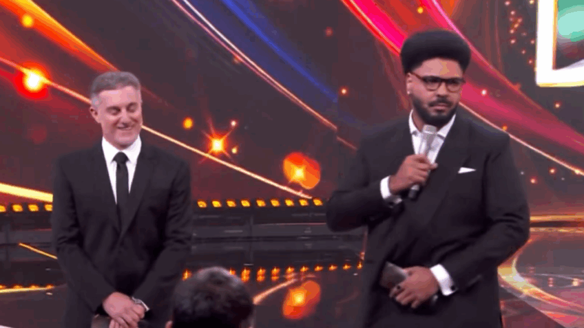 Prêmio da Globo tem piadas sobre Vorcaro e powerpoint errado