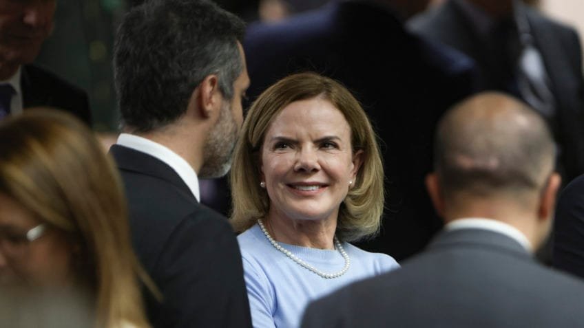 Gleisi diz que PSD preferiu "figura mais agressiva" com Caiado