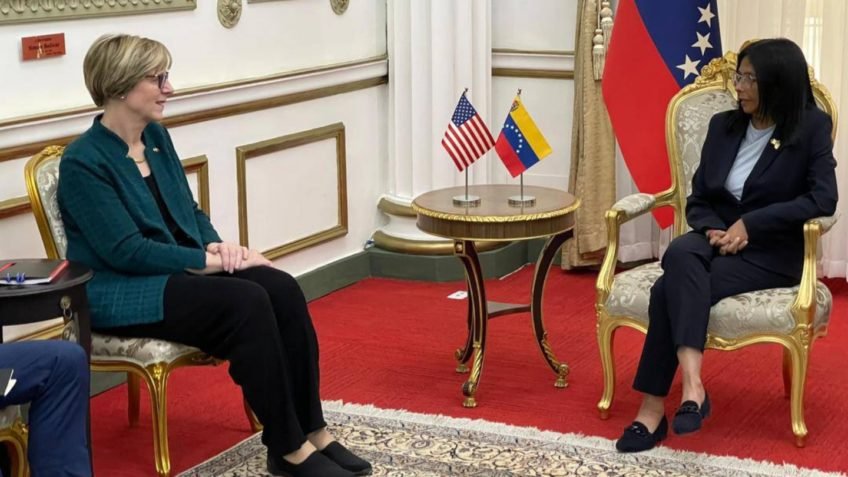 EUA reabrem embaixada na Venezuela após 7 anos