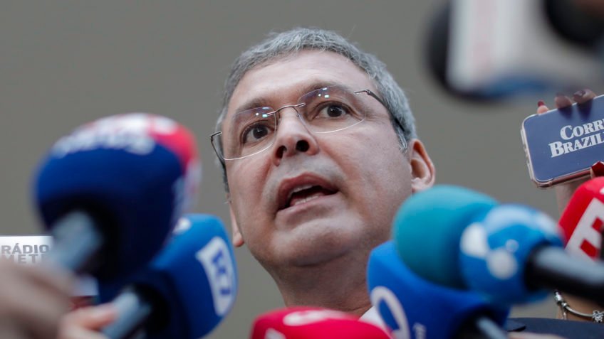 Lindbergh pede a Moraes que Bolsonaro volte para a Papudinha