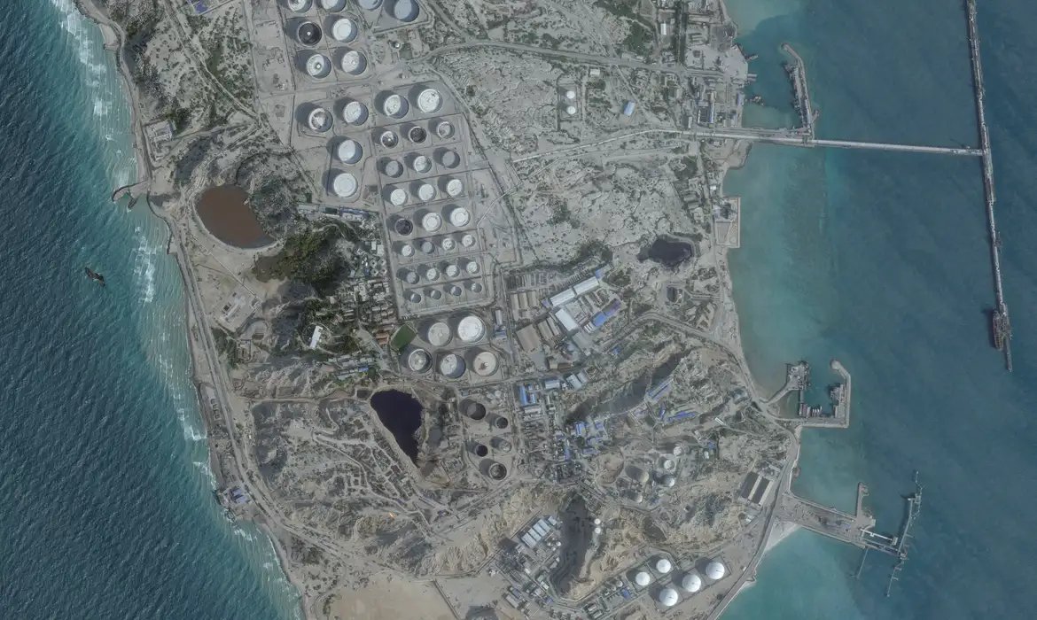 Irã incendeia petroleiro gigante perto de Dubai após alertas de Trump